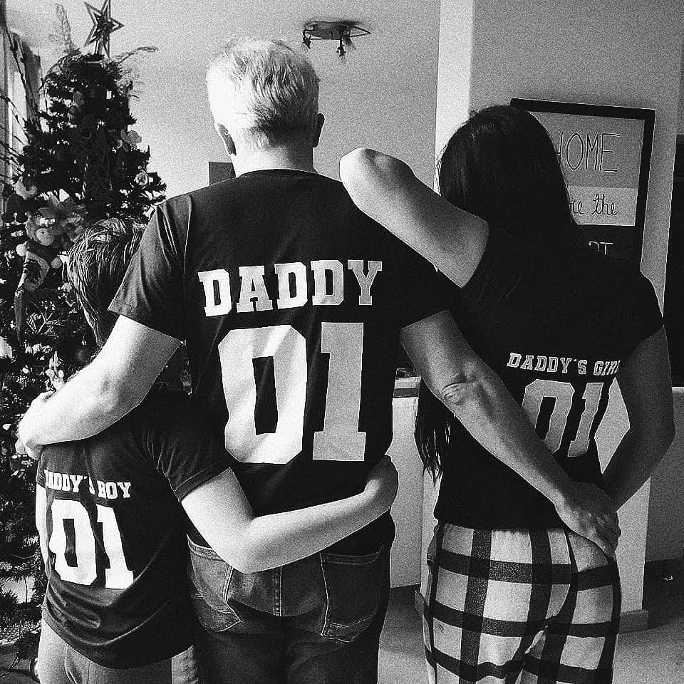 Fotografía familiar en blanco y negro aportada por el organizador, abrazados frente a un árbol de Navidad